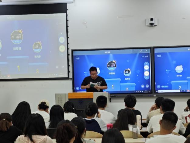 一群人在開(kāi)會(huì)描述已自動(dòng)生成