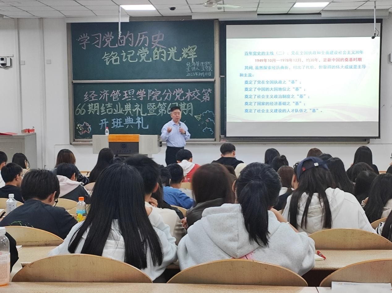 一群人正在聽演講描述已自動生成