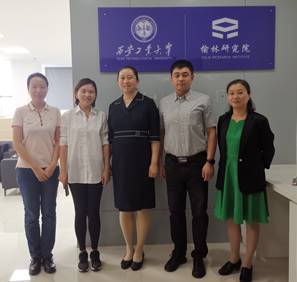 說明: 一群人站在壁報板前描述已自動生成