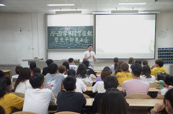 圖片包含 人員, 室內(nèi), 人物, 群組描述已自動(dòng)生成