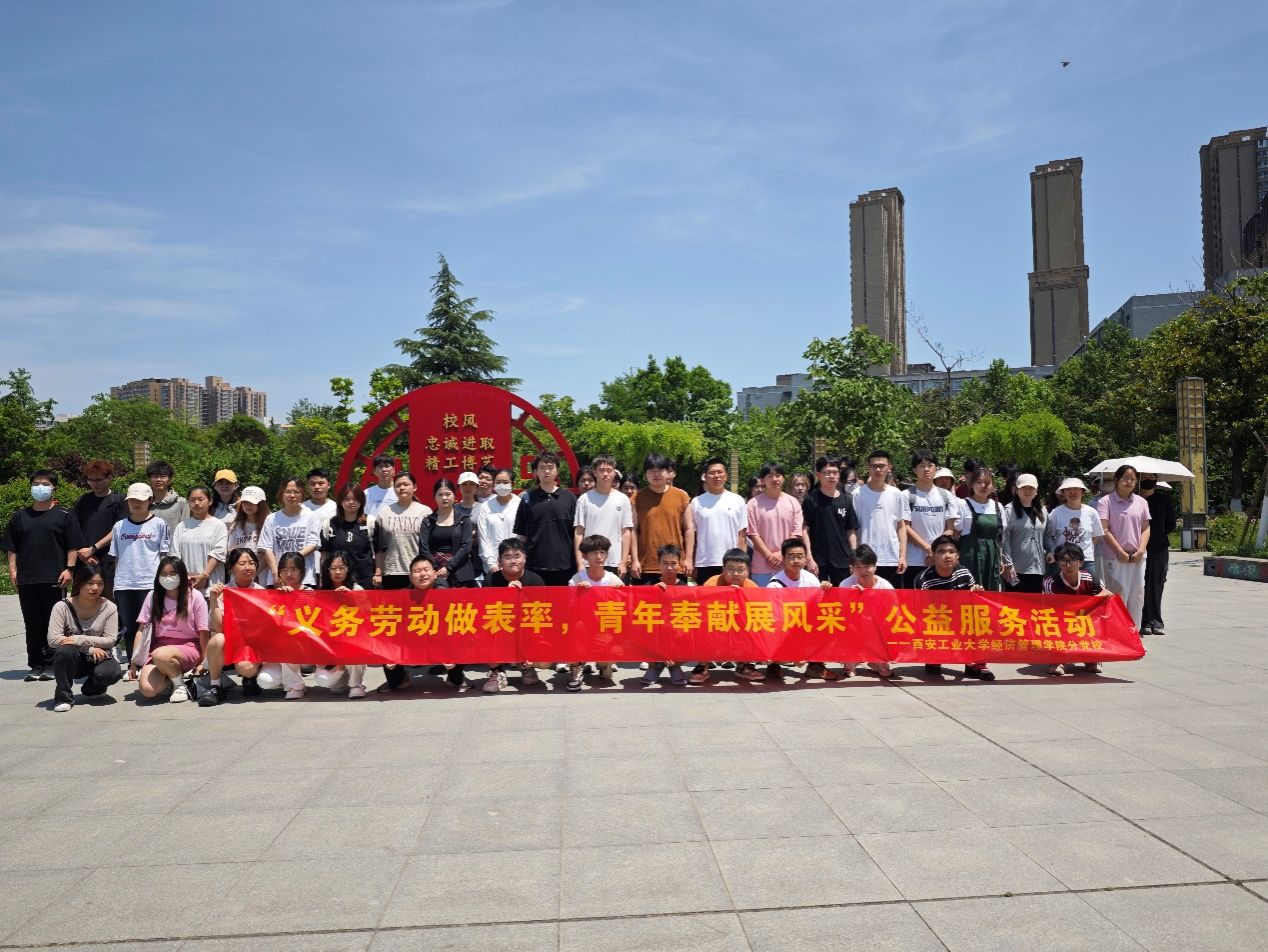 人們?cè)诳磁_(tái)上的人在廣場(chǎng)上中度可信度描述已自動(dòng)生成