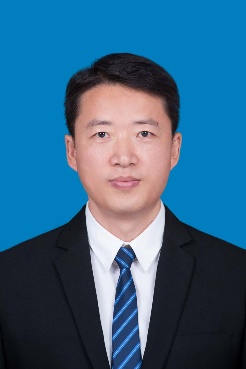 穿著西裝筆挺的男子描述已自動生成