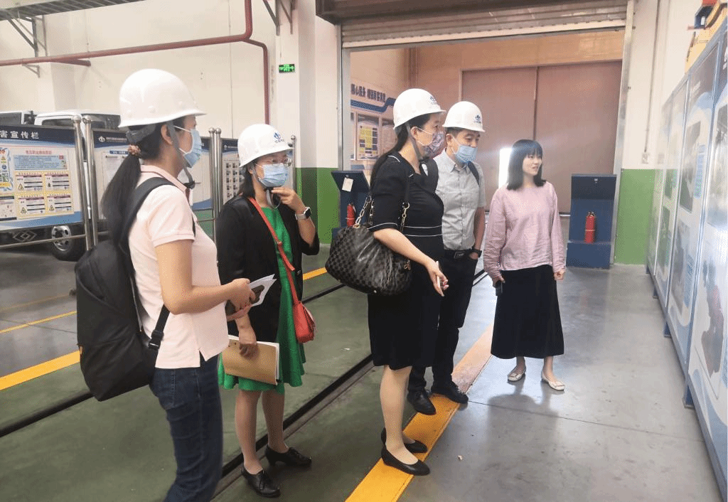 說明: 圖片包含 人, 建筑, 站, 人們描述已自動生成