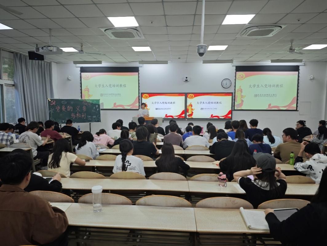 會議室里的人們描述已自動生成