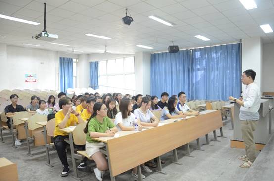 圖片包含 室內(nèi), 天花板, 地板, 餐桌描述已自動(dòng)生成