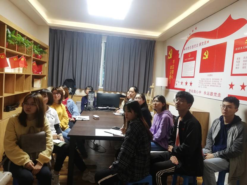 圖片包含 室內(nèi), 人員, 天花板, 墻壁描述已自動生成