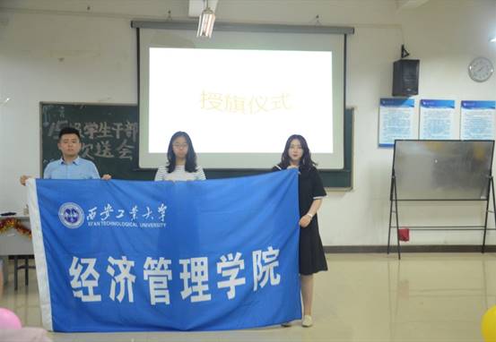 圖片包含 墻壁, 室內(nèi), 地板, 人員描述已自動(dòng)生成