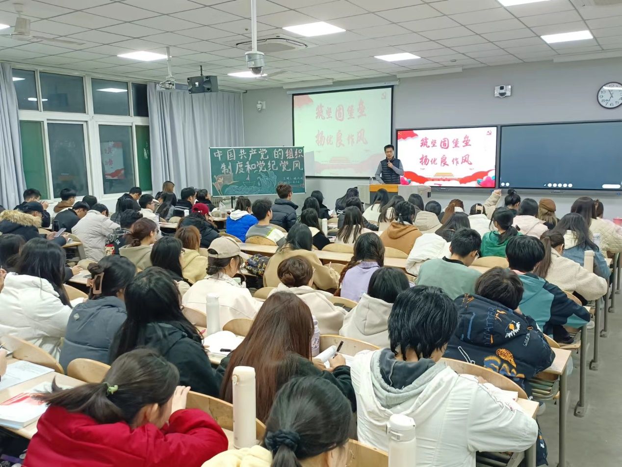 會議室里的人們描述已自動生成