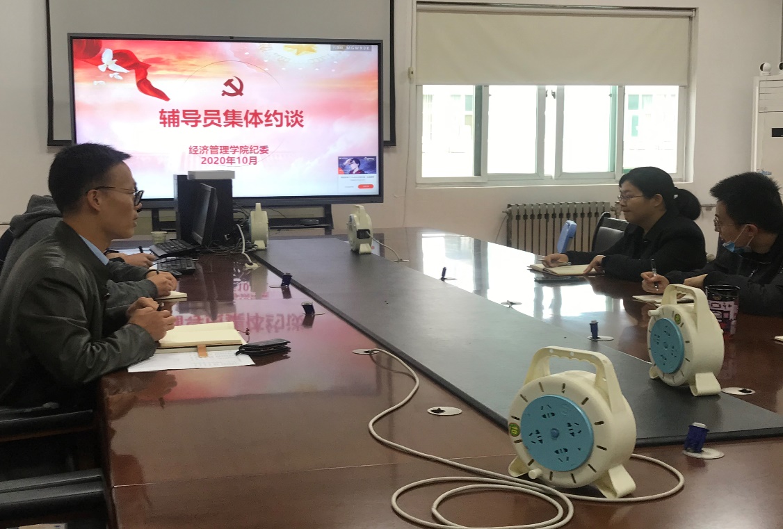 圖片包含 室內(nèi), 人, 男人, 桌子描述已自動(dòng)生成