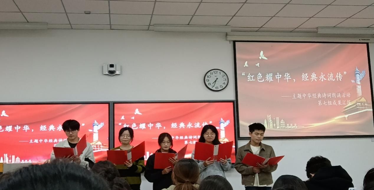 一群人在臺上演講中度可信度描述已自動生成