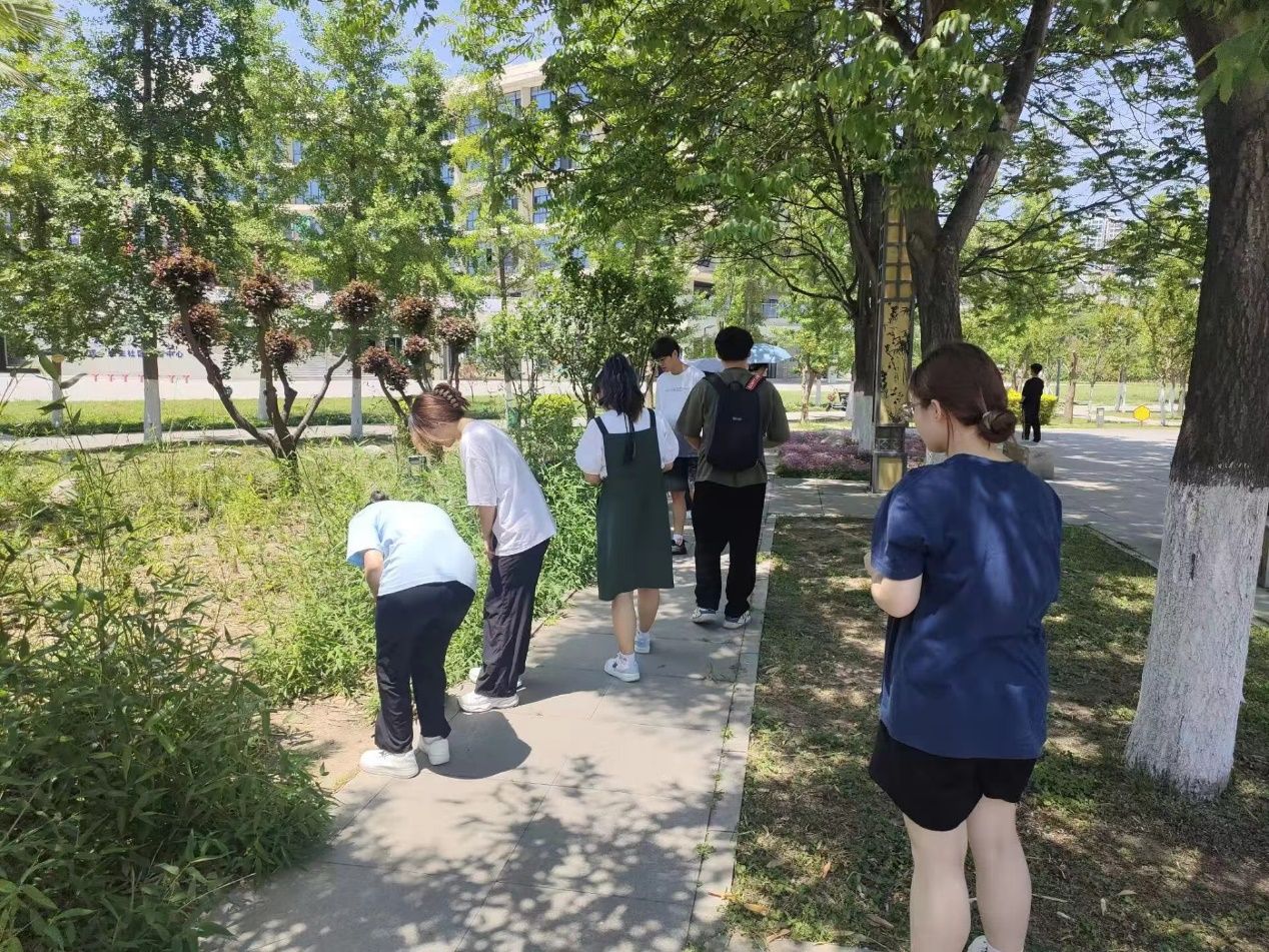 一群人站在樹(shù)下描述已自動(dòng)生成