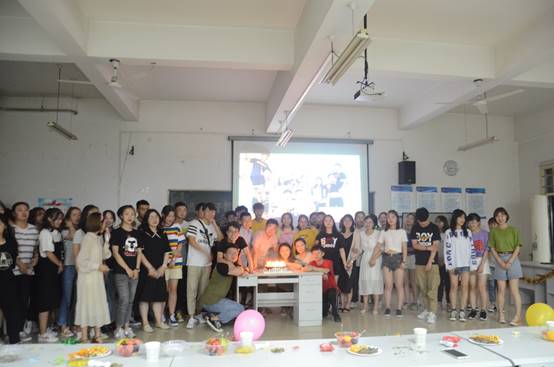 圖片包含 室內(nèi), 天花板, 墻壁, 人員描述已自動(dòng)生成