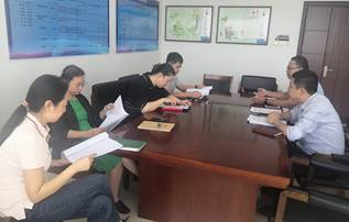 說明: 一群人圍坐在桌子邊描述已自動生成