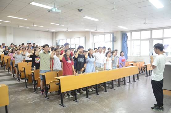 圖片包含 室內(nèi), 天花板, 地板, 餐桌描述已自動(dòng)生成